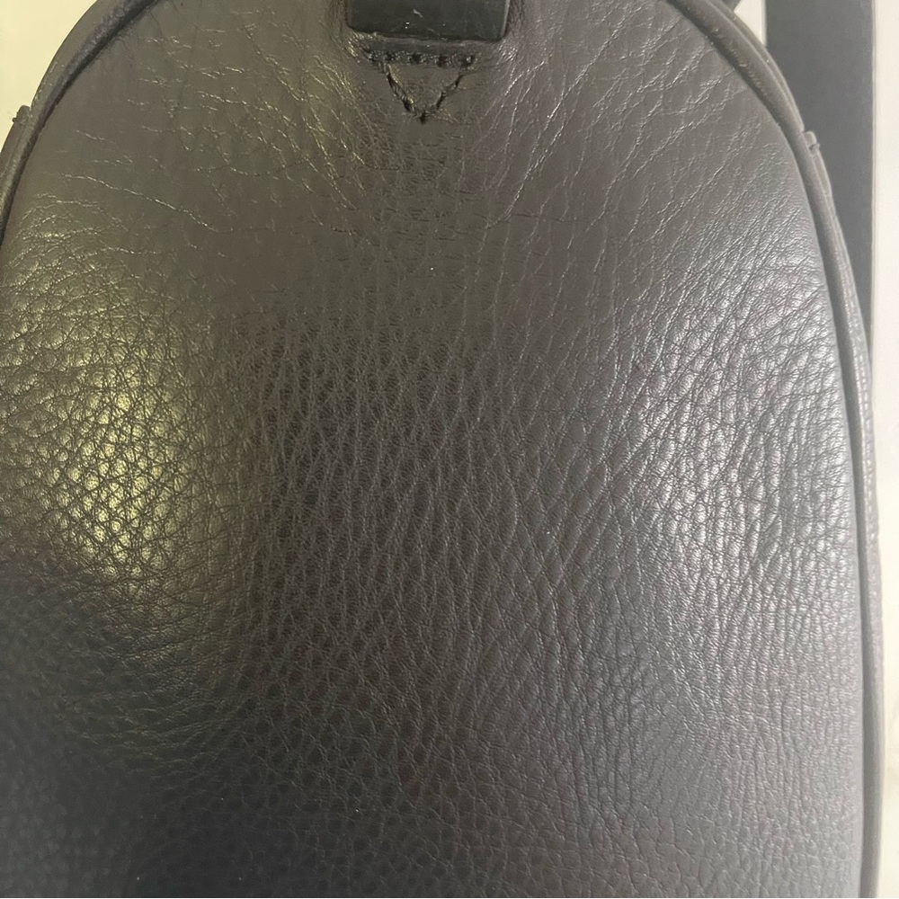 UGG Australia BLACK LEATHER medium speedy cross body bag
UGG - Picture 5 of 8